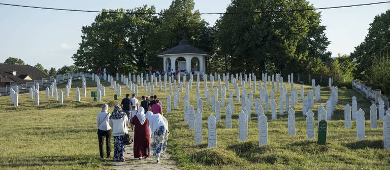 Trauende auf einem Friedhof für die muslimischen Opfer des Bosnien-Kriegs. Er gehört zu den größten internationalen Krisen.  (Foto: IMAGO, IMAGO / CHROMORANGE)