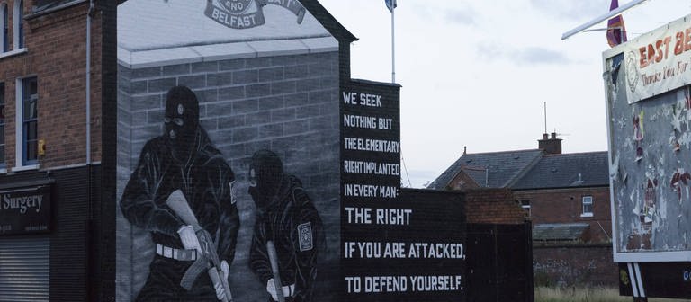 Symbole des Nordirland-Konflikts: Bild von Kriegern an einer Hauswand in Ost-Belfast wirbt für die protestantische Ulster Volunteer Force (UFV) (Foto: IMAGO, IMAGO / ecomedia/robert fishman)