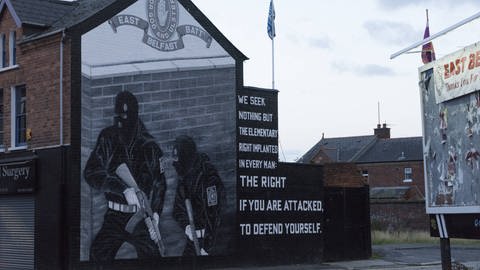 Symbole des Nordirland-Konflikts: Bild von Kriegern an einer Hauswand in Ost-Belfast wirbt für die protestantische Ulster Volunteer Force (UFV) (Foto: IMAGO, IMAGO / ecomedia/robert fishman)