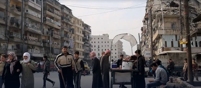Menschen auf den Straßen einer zerstörten Stadt in Syrien - seit Jahren herrscht dort ein Bürgerkrieg.  (Foto: SWR)