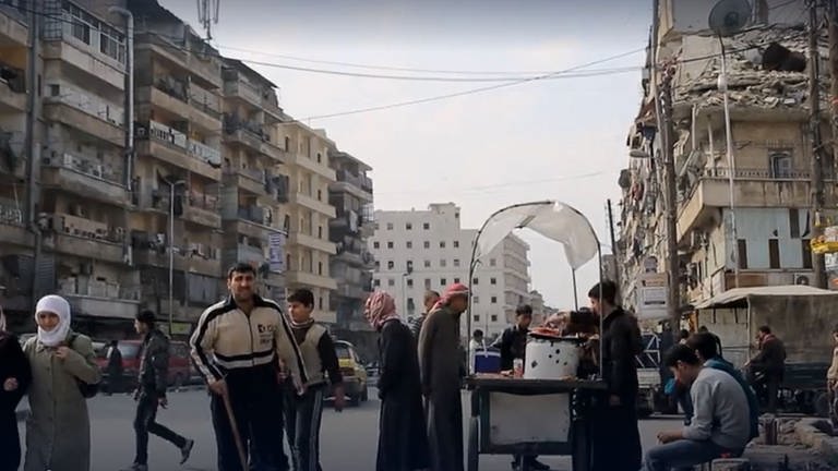 Menschen auf den Straßen einer zerstörten Stadt in Syrien - seit Jahren herrscht dort ein Bürgerkrieg. (Foto: SWR)