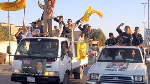 Irakische Schiiten bejubeln das vorläufige Wahlergebnis aus Autos heraus