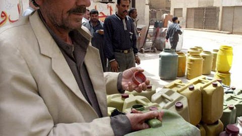 Ein Iraker kauft Plastikkanister
