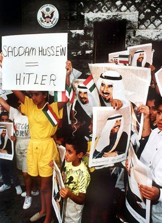 Demonstration kuwaitischer Kinder mit Plakaten von Emir al Sabah.