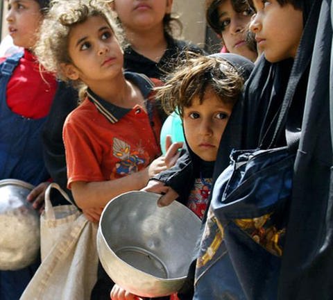 Irakische Kinder an einer Lebensmittelausgabestelle
