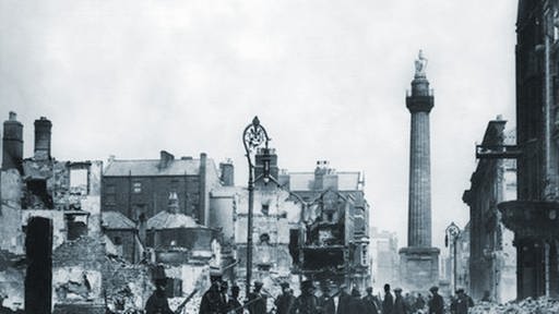 Britische Soldaten vor dem zerstörten Postgebäude in Dublin