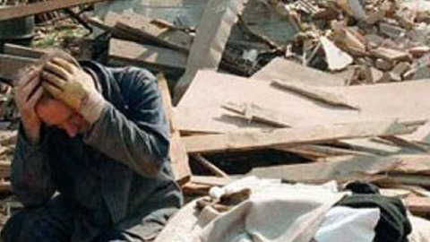 Ein verzweifelter Mann zwischen Trümmern