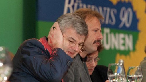 Bundesaußenminister Joschka Fischer wird von einem Farbbeutel getroffen.
