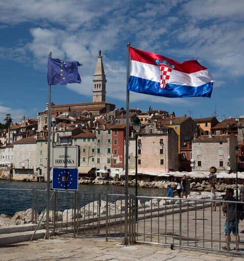 EU-Fahne vor Stadtansicht