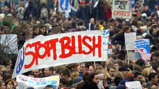 Demonstration in Berlin gegen das militärische Vorgehen der USA