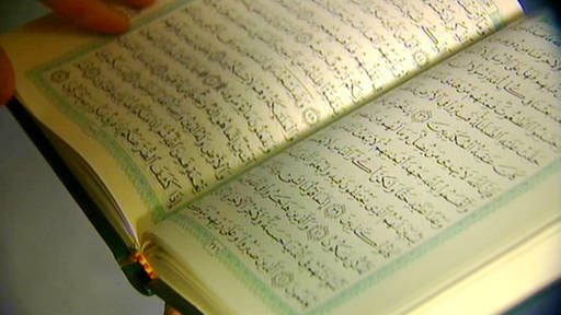 Nahaufnahme vom aufgeschlagenen Koran (Foto: SWR - Screenshot aus der Sendung)