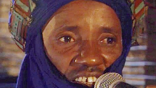 Sänger mit blauem Tuareg-Turban, singt vor Mikrofon. (Foto: SWR)