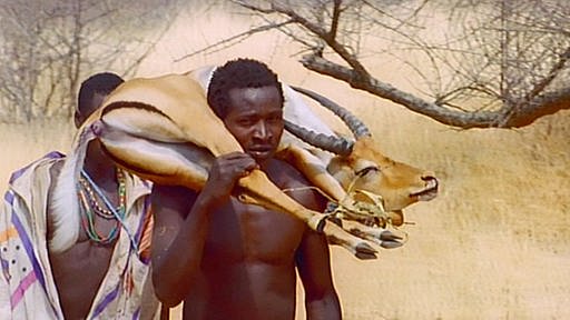 Afrikaner trägt Antilope über den Schultern (Foto: SWR)