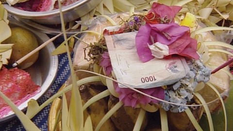 Blumen, Früchte, Räucherstäbchen, ein Geldschein (Foto: SWR)
