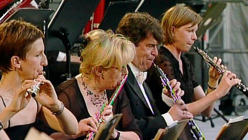 Drei Frauen und ein Mann spielen Flöten und Klarinetten. Sie sind dunkel gekleidet, im Vordergrund angeschnitten zu sehen: die Notenständer. (Foto: SWR)