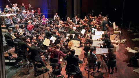 Symphonieorchester des SWR, Dirigent  Joseph Bastian. (Foto: SWR – Screenshot aus der Sendung)