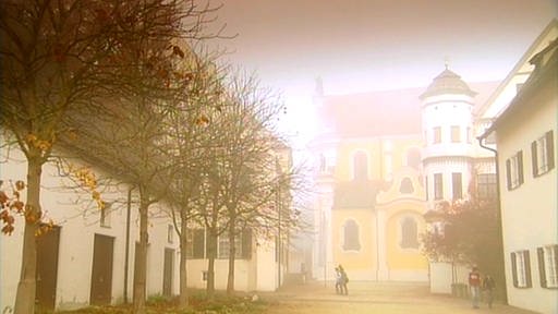 Kloster Ochesenhausen, mehrere Gebäude und in einer Reihe stehende Bäume. Einige Personen laufen über das Gelände. (Foto: SWR)