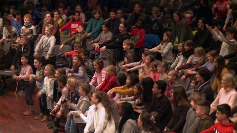 Konzertpublikum: Grundschüler bewegen sich und lachen. (Foto: SWR – Screenshot aus der Sendung)