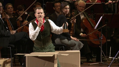 Moderator Malte Arkona hält ein Metronom in der Hand. (Foto: SWR – Screenshot aus der Sendung)