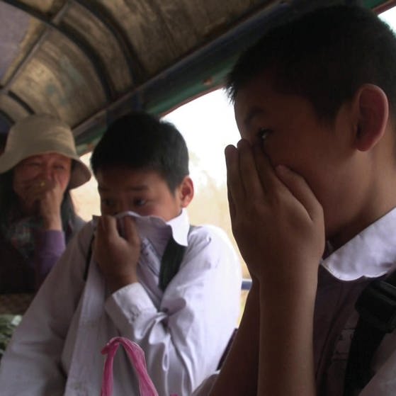 Im Bus: Fahrgäste halten sich die Hände vor Mund und Nase. (Foto: SWR – Screenshot aus der Sendung)