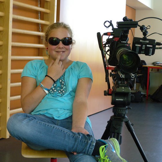 Rebekka in der Schulturnhalle vor der Kamera. (Foto: SWR – Screenshot aus der Sendung)