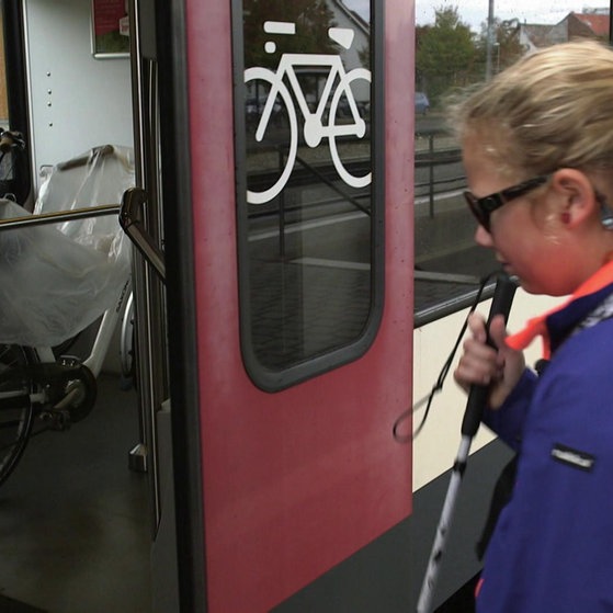 Rebekka steigt in die Bahn ein. (Foto: SWR – Screenshot aus der Sendung)