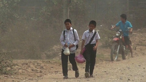 3 Menschen auf einem Weg