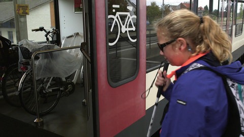 Rebekka steigt in die Bahn ein.