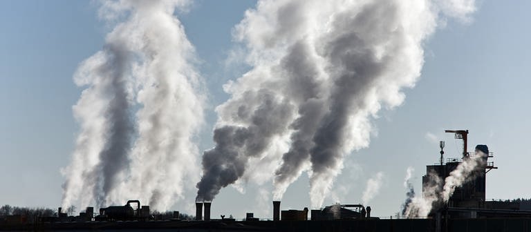 Treibhausgase aus Industrietürmen (Foto: COLOURBOX / PetraD)