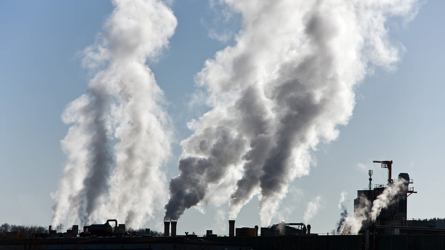 Treibhausgase aus Industrietürmen (Foto: COLOURBOX / PetraD)