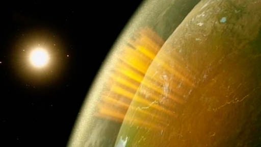 Auf den Ausschnitt der Erdkugel rechts treffen von der Atmosphäre aus orangerote Strahlen auf die Erdoberfläche. Links die Sonne. (Foto: SWR/WDR – Print aus der Sendung)