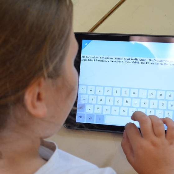 Mädchen schreibt auf Tablet (Foto: SWR/Tilman Bischoff)