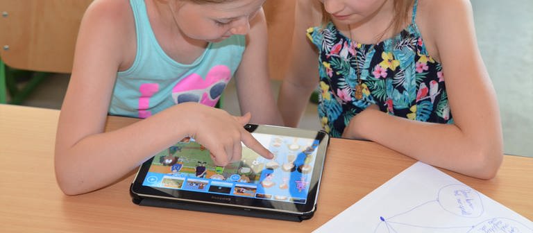 Kinder lernen in einem Workshop die App Knietzsches Geschichtenwerkstatt kennen (Foto: Stefan Koeneke / Goldener Spatz (freigegeben für Planet Schule))