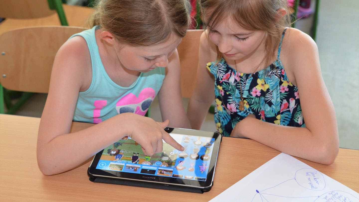 Kinder lernen in einem Workshop die App Knietzsches Geschichtenwerkstatt kennen (Foto: Stefan Koeneke / Goldener Spatz (freigegeben für Planet Schule))