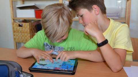 Kinder lernen in einem Workshop die App Knietzsches Geschichtenwerkstatt kennen