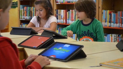 Erste Stunde bei den Erstklässlern: Die Tablets werden gestartet