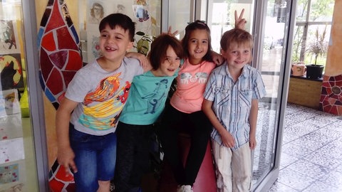 Die Kinder der ersten Klasse in der Pause