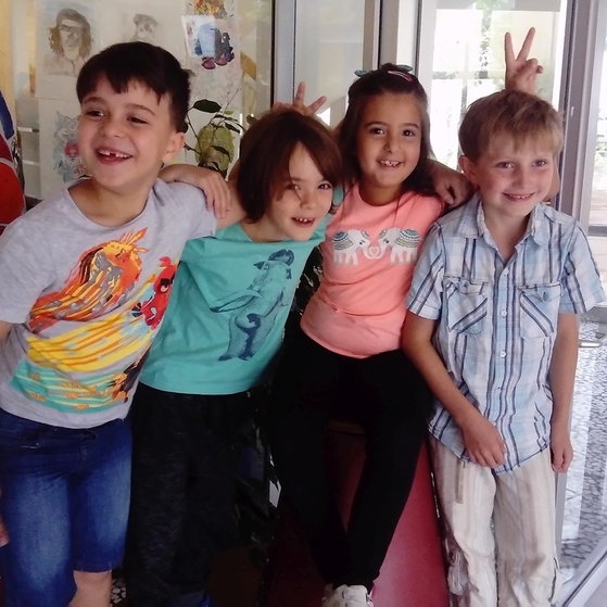 Die Kinder der ersten Klasse in der Pause