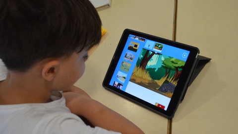 Junge an Tablet