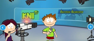 Der kleine Philosoph Knietzsche steht mit Mikrofon im Nachrichtenstudio.