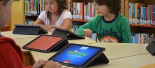 Erste Stunde bei den Erstklässlern: Die Tablets werden gestartet