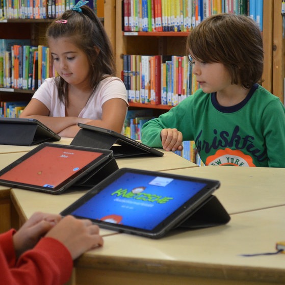 Erste Stunde bei den Erstklässlern: Die Tablets werden gestartet