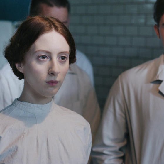 Junge Männer und eine Frau in weißer Arzt-Kleidung. (Foto: SWR/arte/Co.  – Screenshot aus der Sendung)