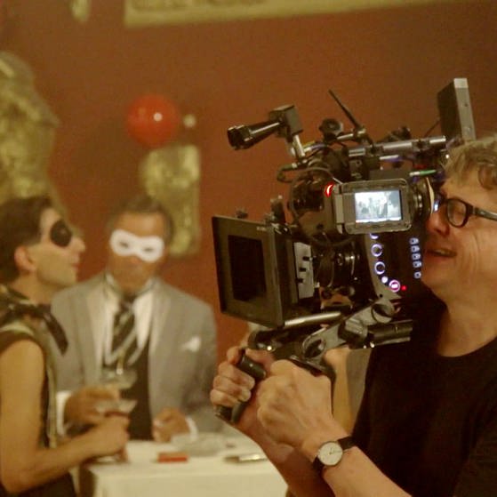 Jürgen Rehberg mit Handkamera in einer Szene im Lokal. (Foto: SWR/arte/Co. – Screenshot aus der Sendung)