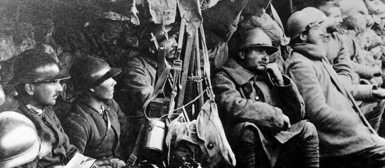 schwarz weiß Bild von Soldaten im Krieg (Foto: SWR – Screenshot aus der Sendung)