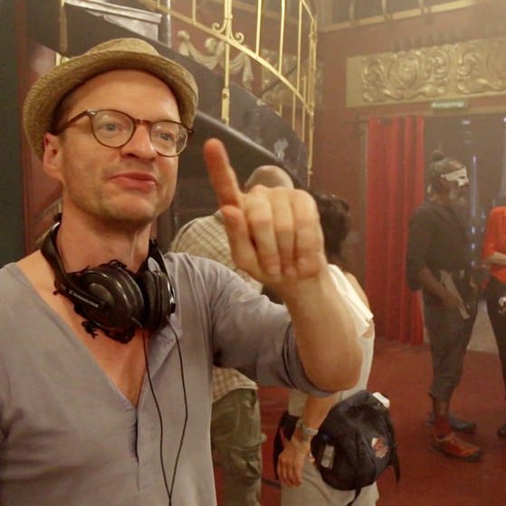Jan Peter mit Kopfhörer um den Hals am Set. (Foto: SWR/arte/Co. – Screenshot aus der Sendung)
