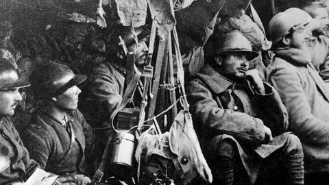 schwarz weiß Bild von Soldaten im Krieg