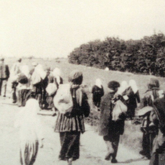 Menschen, die vor der Hungersnot in der Ukraine fliehen