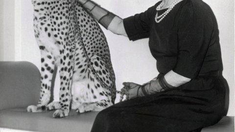 Pola Negri mit dem dreijährigen Geparden Kinna