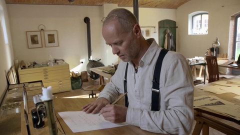 Micha Brendel fertigt Schriftstück an.